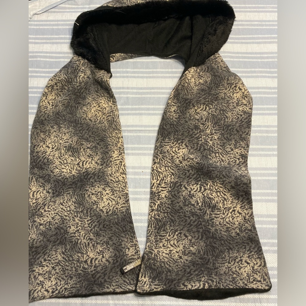 Daniele Meucci black and tan hooded scarf.